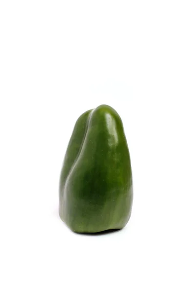 Zelená paprika izolovaných na bílém pozadí. zdravé jídlo koncept — Stock fotografie
