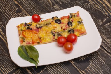 sosis, zeytin, domates ve peynir ahşap arka plan beyaz bir tabakta pizza