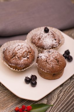 cupcake ahşap arka plan beyaz bir tabakta çilek ile