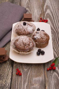 cupcake ahşap arka plan beyaz bir tabakta çilek ile