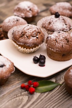 cupcake ahşap arka plan beyaz bir tabakta çilek ile