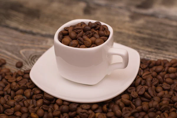 La palabra café hecho de granos de café sobre fondo de madera — Foto de Stock