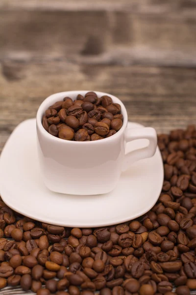 La parola caffè fatto da chicchi di caffè su sfondo di legno — Foto Stock