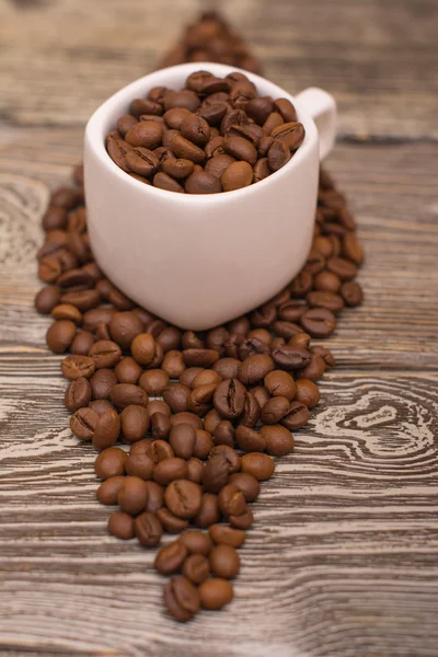 La palabra café hecho de granos de café sobre fondo de madera — Foto de Stock