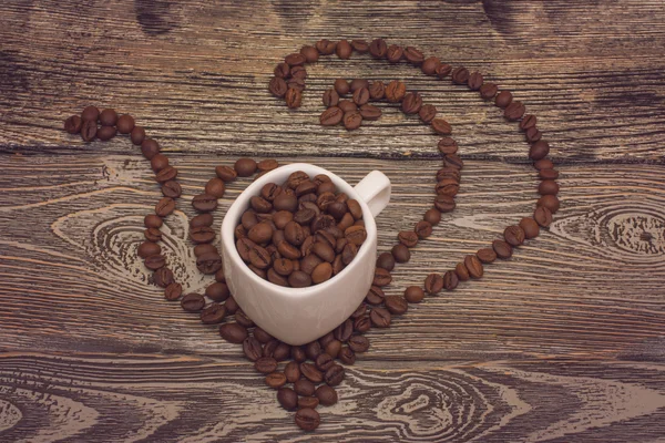 Ordet kaffe gjort från kaffebönor på trä bakgrund — Stockfoto