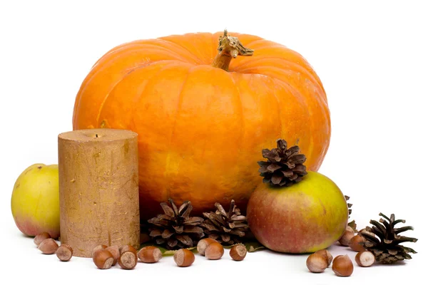 Calabaza amarilla, hojas, vela, cono, manzana, avellana. aislado sobre fondo blanco —  Fotos de Stock