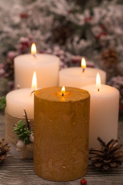 Köknar dalı karda, mum, koni ahşap arka plan üzerinde. Noel Tema