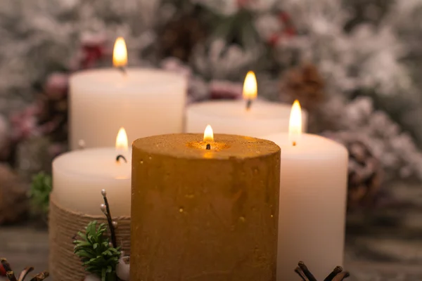 Ramo di abete nella neve, candela accesa, cono su fondo di legno. Tema di Natale — Foto Stock