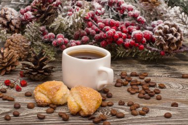 Fincan kahve, kurabiye, fasulye, ahşap arka plan üzerinde kar köknar dalı