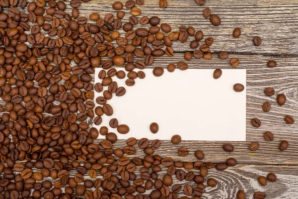Kahve çekirdekleri, boş ahşap arka plan üzerinde metin için