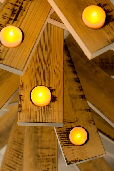 Candele accese su tavole di legno. Addobbi natalizi — Foto Stock