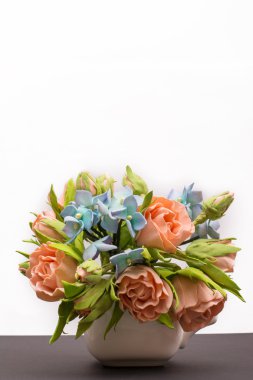 Karanlık ve beyaz arka plan üzerinde küçük buket