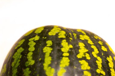 Yarım karpuz izole beyaz arka plan