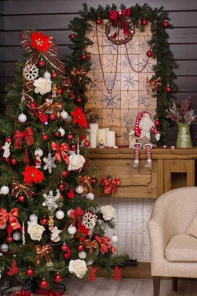 Рождественская елка с праздничными украшениями — стоковое фото