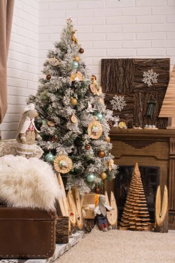 Tatil dekorasyon ile Noel ağacı. Noel süsleri. Tatil iç. Rustik tarzı