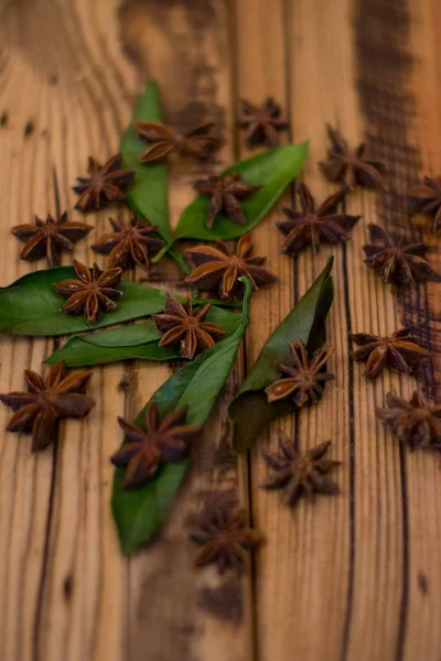 Tahta zemin üzerinde yıldız anason