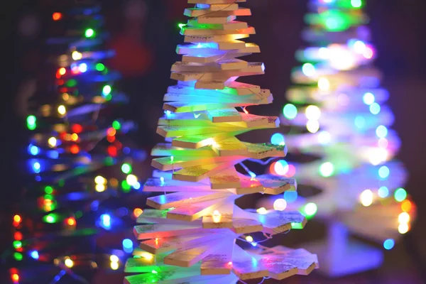 Luces de Navidad colgadas en un árbol decorativo de madera —  Fotos de Stock