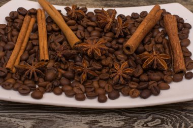 Kakao çekirdekleri, tarçın, yıldız anason ahşap arka plan üzerinde