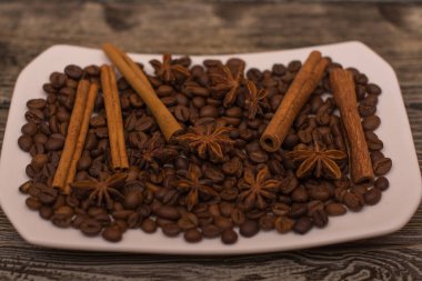 Kakao çekirdekleri, tarçın, yıldız anason ahşap arka plan üzerinde