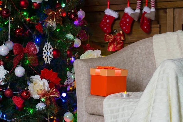 Árbol de Navidad con decoraciones navideñas y caja de regalo naranja —  Fotos de Stock
