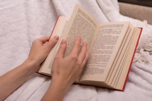 Las manos de una chica sosteniendo un libro — Foto de Stock