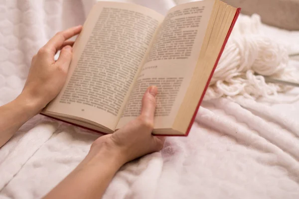 Τα χέρια του κοριτσιού που κρατά ένα βιβλίο — Φωτογραφία Αρχείου