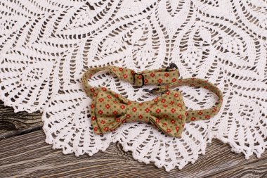 Papyon ve tığ işi bardak altlığı peçete ahşap arka plan üzerinde