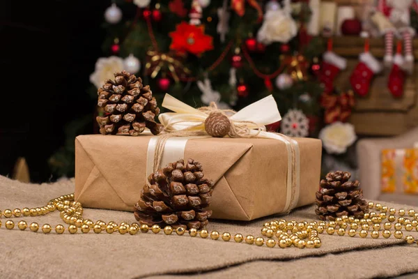 Decoraciones de Navidad con caja de regalo, cono. Estilo rústico —  Fotos de Stock