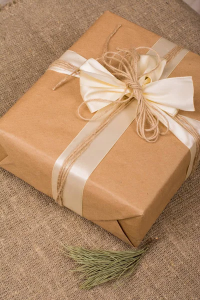 Decoraciones de Navidad con caja de regalo, rama de abeto. Estilo rústico —  Fotos de Stock