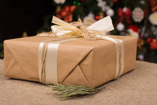 Decoraciones de Navidad con caja de regalo, rama de abeto. Estilo rústico —  Fotos de Stock
