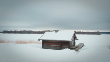 Yalnız ahşap kulübe