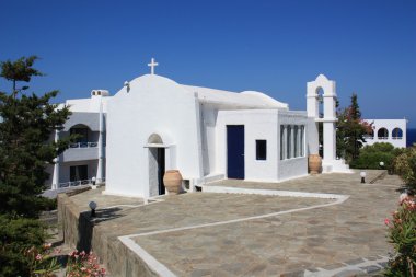 Beyaz Christian Kilisesi karşı mavi gökyüzü