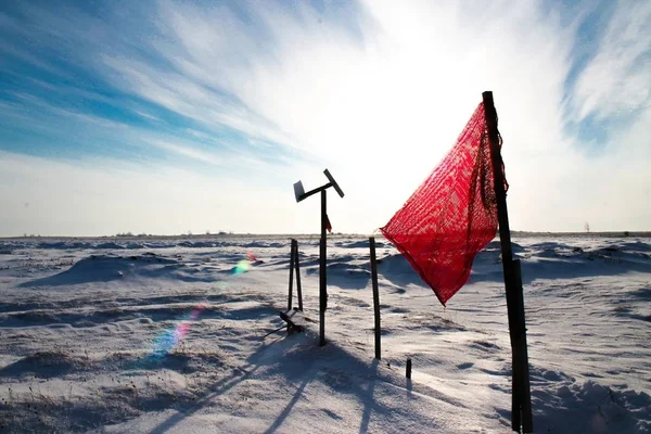 Rudá vlajka na letišti na polárním kruhu — Stock fotografie
