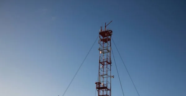 Torre de telecomunicaciones blanco-rojo — Foto de Stock