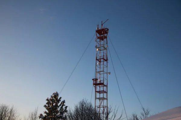 Torre de telecomunicaciones blanco-rojo Fotos de stock libres de derechos