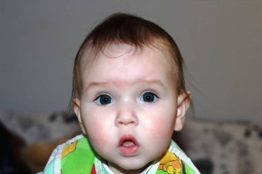 Sürpriz bir yüz ile küçük bir çocuk