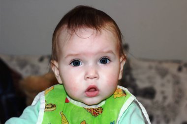 Sürpriz bir yüz ile küçük bir çocuk