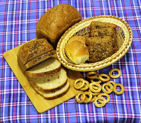 Kepekli ekmek ürünlerdir mavi tartan — Stok fotoğraf