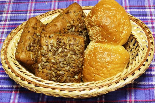 I prodotti a base di pane di grano sono sul tartan blu — Foto Stock