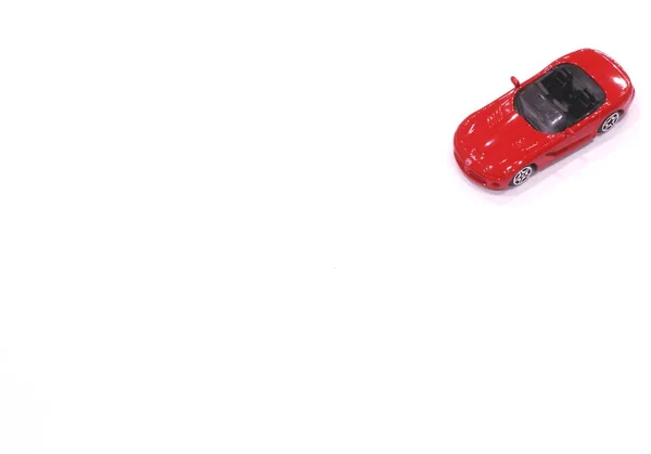 Açık bir top ile kırmızı oyuncak araba