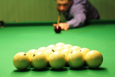 Rus Bilardo. Bir adam bilardo oynuyor