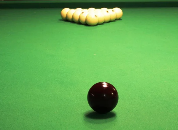 Bir adam bilardo oynuyor