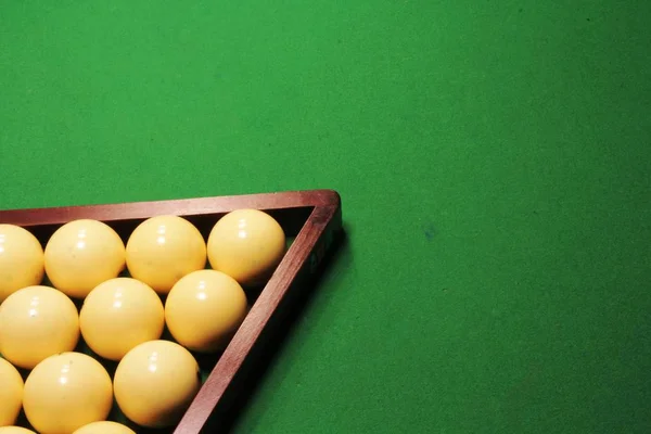 Bir adam bilardo oynuyor