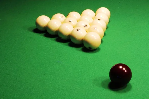 Bir adam bilardo oynuyor