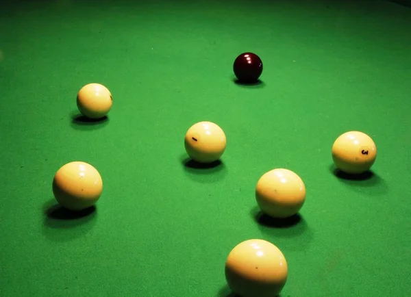 Ein Mann spielt Billard — Stockfoto