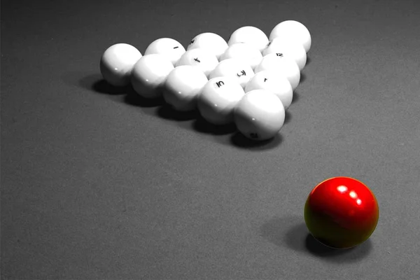 Bir adam bilardo oynuyor