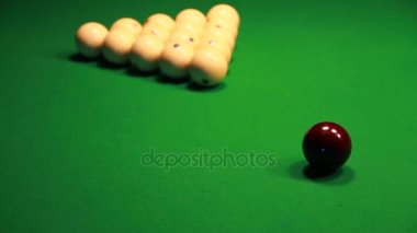 Rus Bilardo. Bir adam bilardo oynuyor