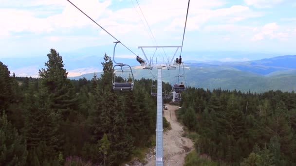 Voiture capable haut dans les montagnes — Video