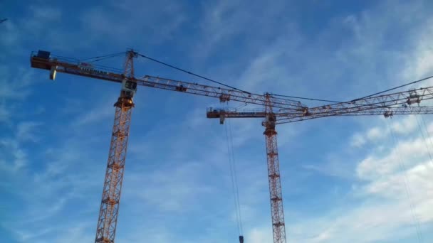 Grúa de construcción amarilla — Vídeo de stock