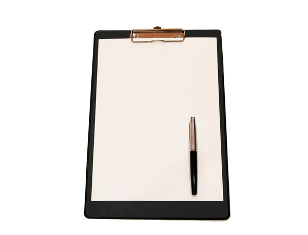 Une feuille de papier blanche avec un stylo monté sur un dossier — Photo